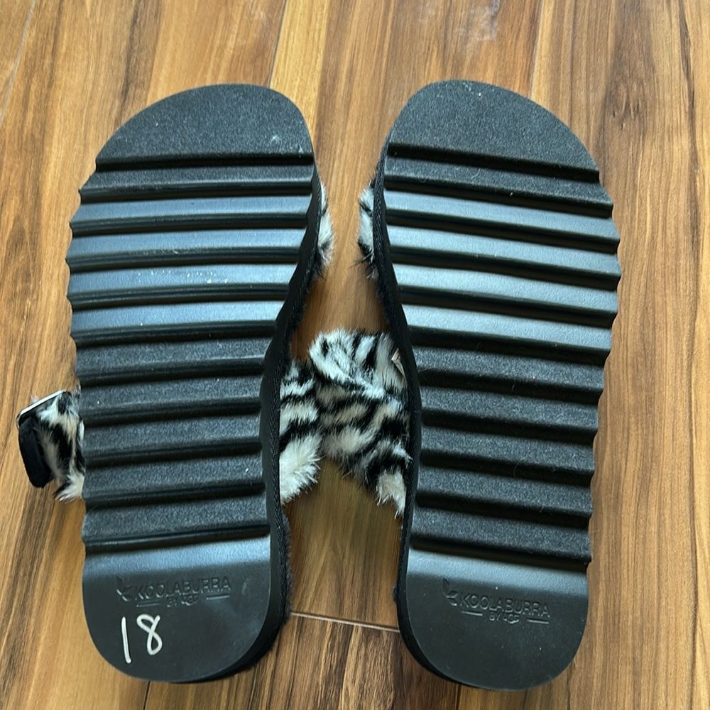 NEW Koolaburra by UGG Plush Ah Zebra Slides - Picture 7 of 9